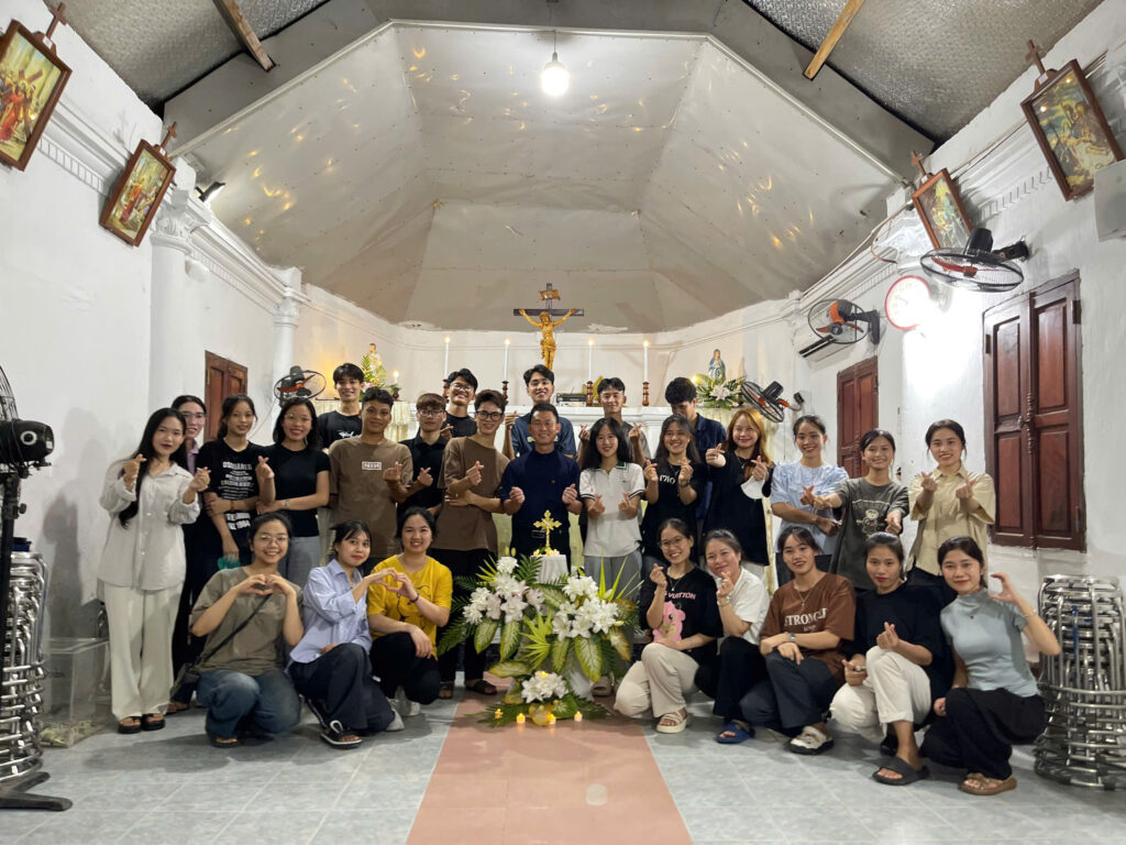 Cầu Nguyện Taizé Svcg Phú Mỹ Chủ Đề: "Thương - Thật" 1 Cầu Nguyện Taizé Svcg Phú Mỹ Chủ Đề: “Thương – Thật”